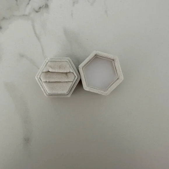 Velvet Ring Box - Picture 4 of 7